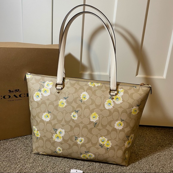 ❗️SOLD❗️Coach Gallery Tote In Signature Canvas Daisy Print - Picture 3 of 5